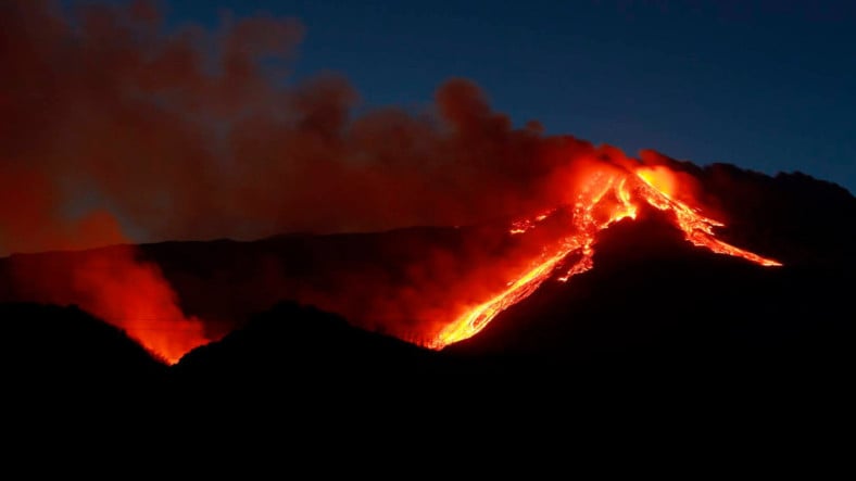 Evvel Japonya, Artık de İtalya ve İzlanda… Dünyanın Dört Bir Yanındaki Volkanlar Neden Durup Dururken Faaliyete Geçti?