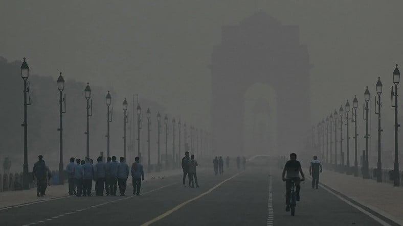 Hindistan’ın Başşehrinde Hava Kirliliği Yüzünden Hayat Neredeyse Durdu: İnşaatlar Yasaklandı, Okullar Kapatıldı